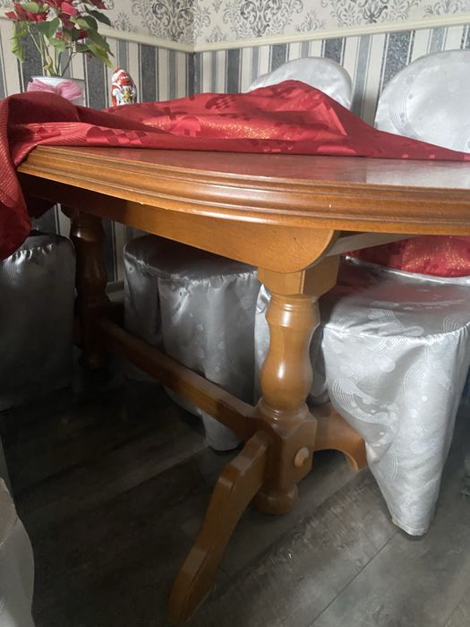 Stól 6 krzeseł w komplecie  z sukienkami