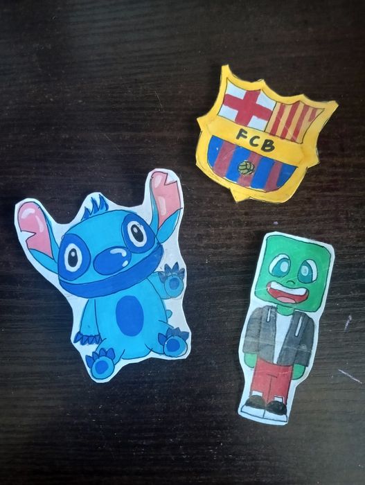 Własnoręcznie wykonane naklejki, rysunki, plakaty