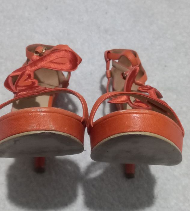 Sandálias laranja Moschino
