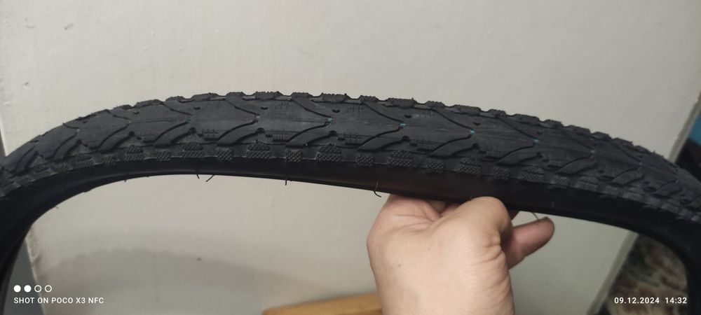 Вело шина різна.