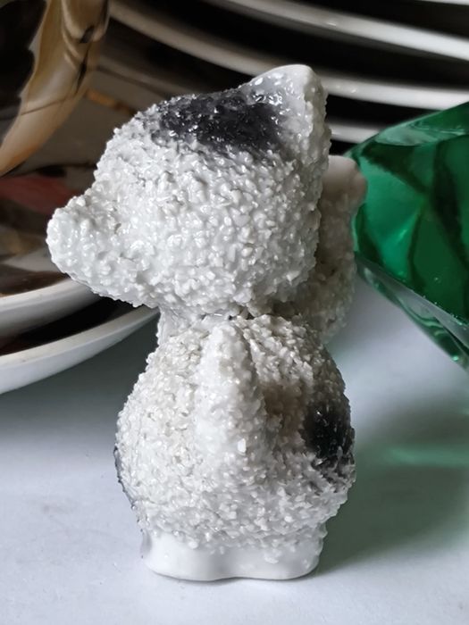 Figurka kot piękna stara porcelana