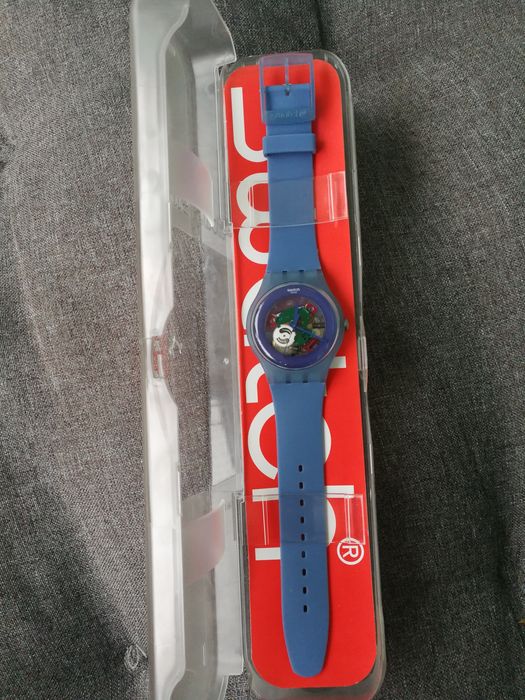 Zegarek Swatch z widocznym mechanizmem