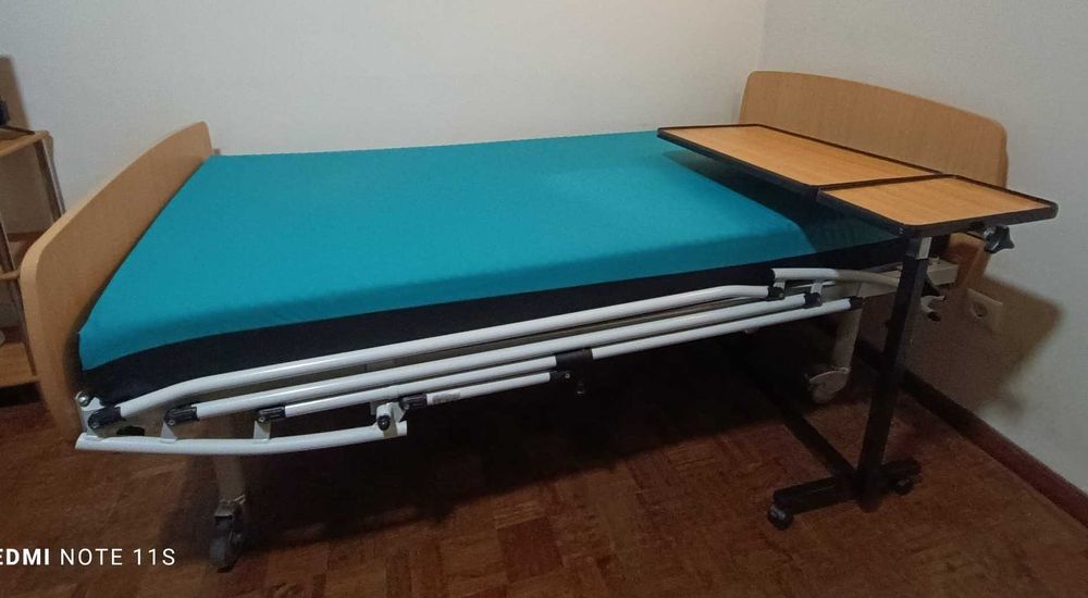Conjunto Cama Articulada Elétrica + Mesa de Apoio + Elevador WC