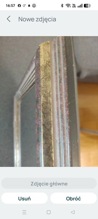 Kryształowe lustro w drewnianej ramie.