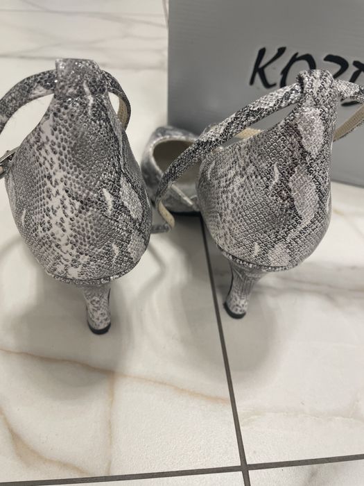 Buty na obcasie - srebrne z wezowej skorki