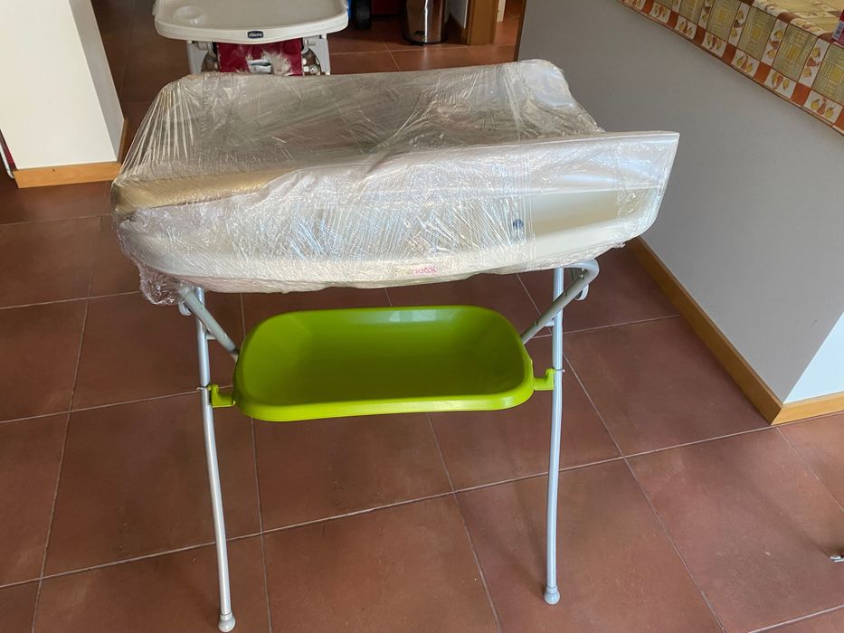 Muda fraldas com banheira pra bebé