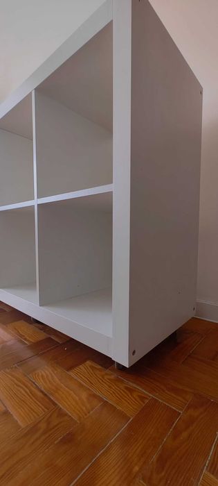 Móvel branco com cubículos