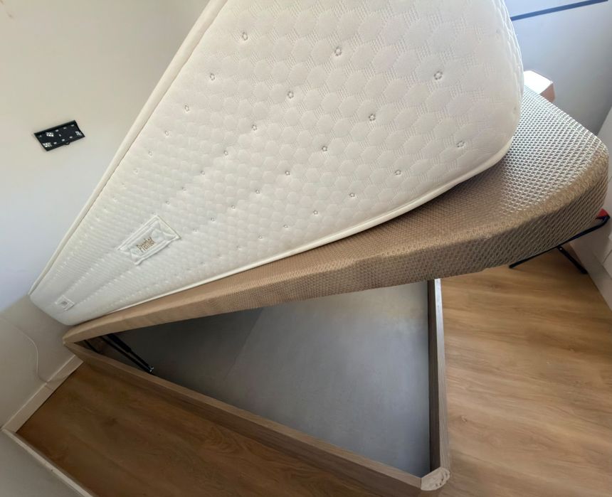 Jogo de quarto - Cama + Colchão + Roupeiro (Como Novo)