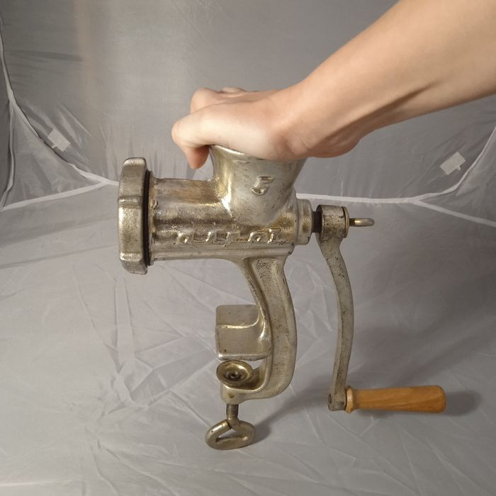 Ręczny młynek do mięsa. Może służyć kolekcjonerski lub praktycznie