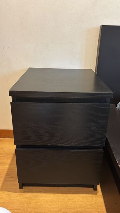 Cama com colchão novo e estrado e uma mesinha de cabeceira secretária
