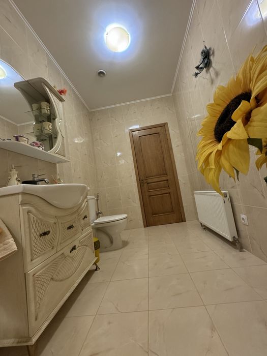 Облаштований, новий Будинок з меблями та технікою.