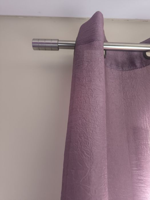 Dois varrãos com cortinas