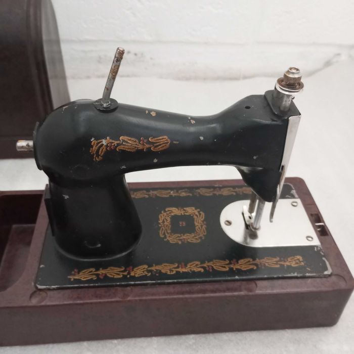 Детская швейная машинка СССР ( на запчасти) .