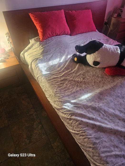 Cama e comoda com espelho