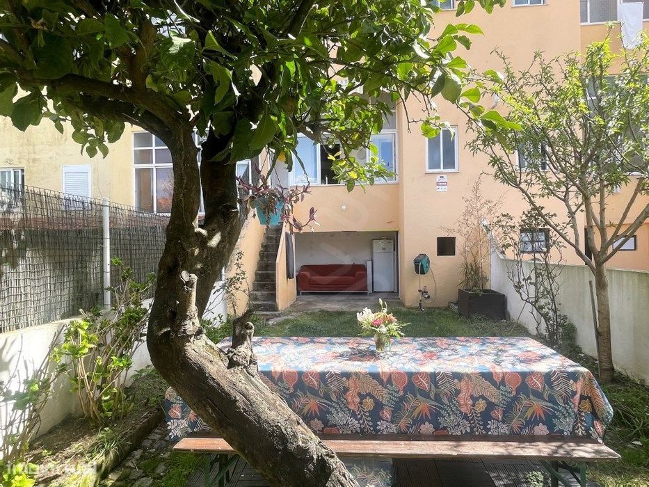 Apartamento T2 com jardim para arrendar mobilado em Arroios Lisboa