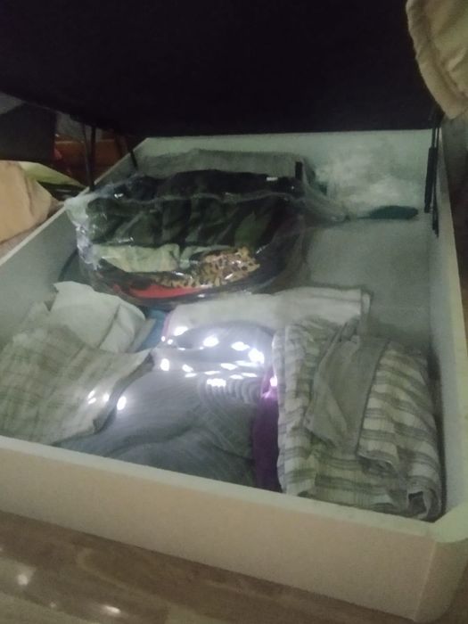 Vendo cama sommier  com grande espaço para arrumações .