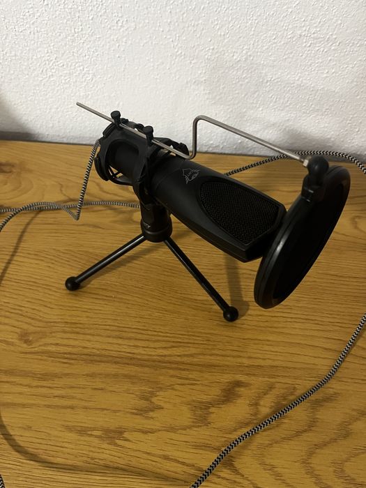 Teclado Razer Ornata V2 e microfone trust