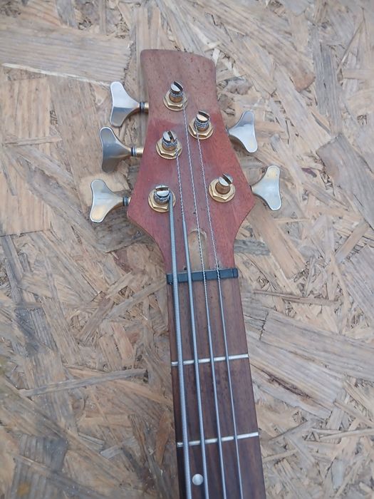 Бас гитара     .