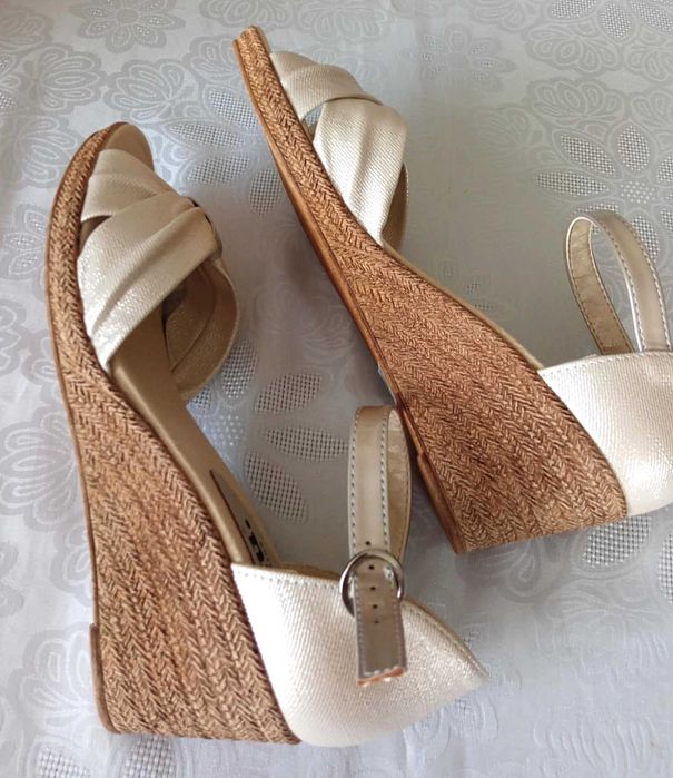 Buty damskie na koturnie