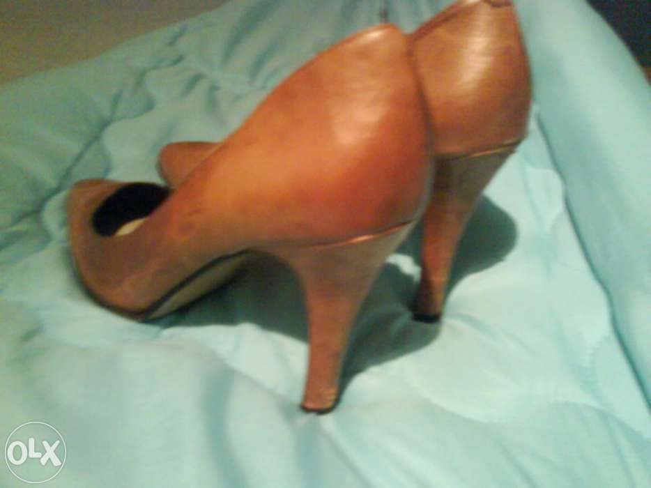 Sapatos cor de mel acetinado