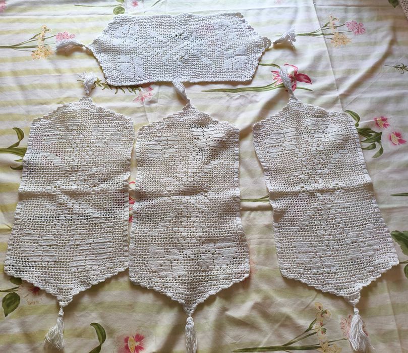 Lote 7 - 4 Naperons Crochet c/ Borlas 49x24 cm