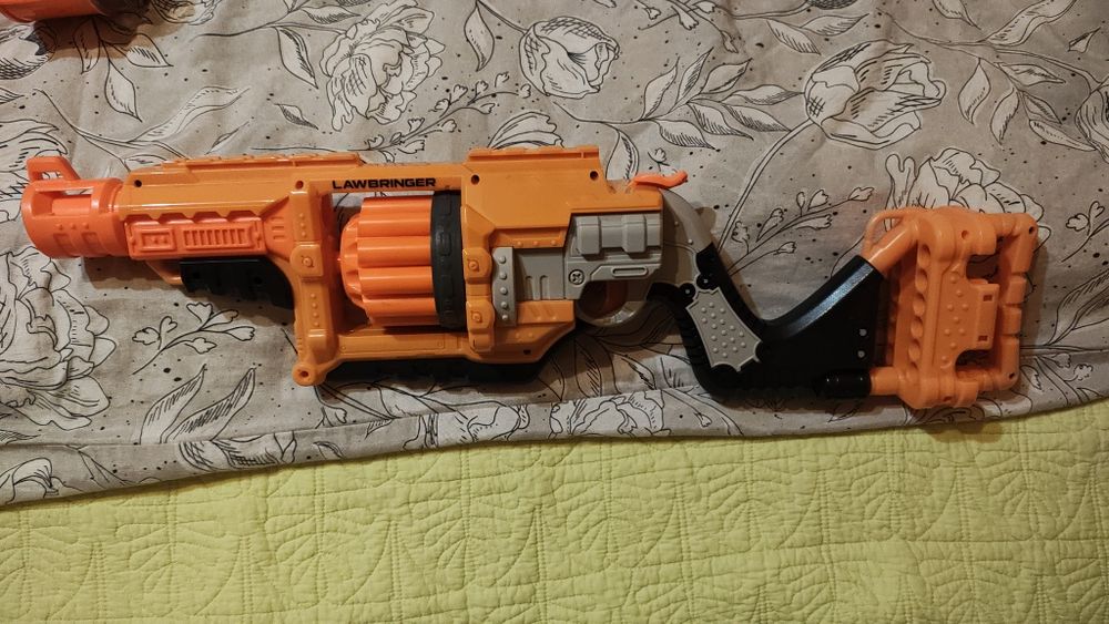 Zabawkowe pistolety NERF