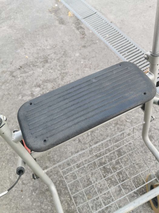 Andarilho para Idosos Dobrável com Quatro Rodas , Assento e Cesto