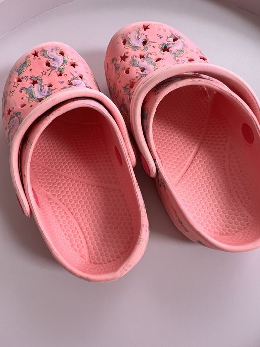 Тапочки типу крокси шльопанці