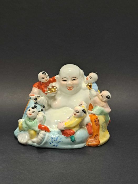 Figura do buda em porcelana