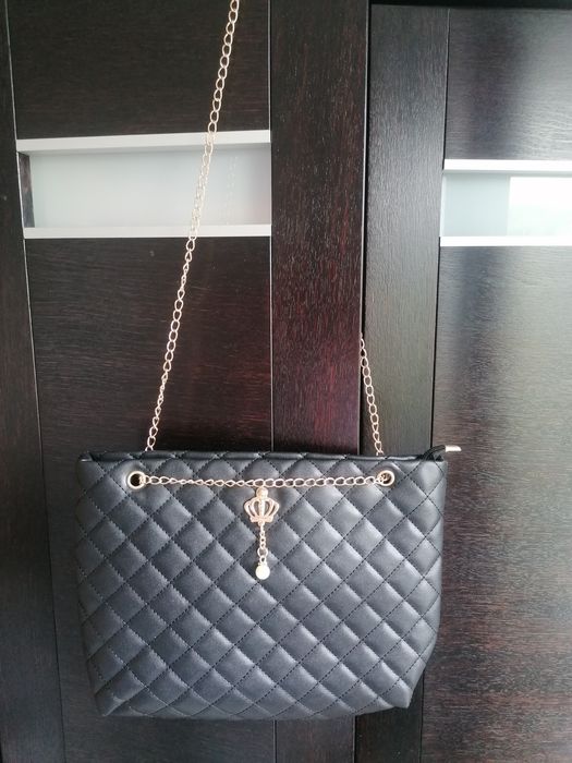 Czarna torebka pikowana perła