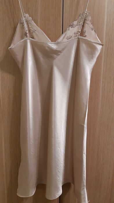 Elegancka koszula nocna na ramiączkach