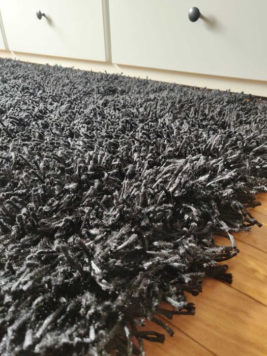 Tapetes de quarto pretos estilo shaggy