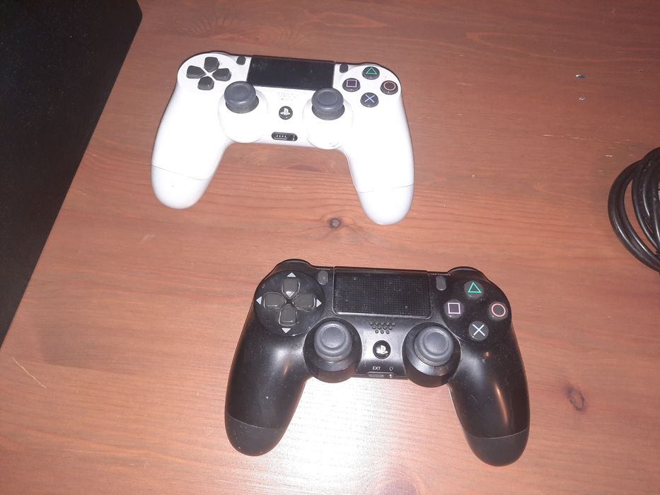 Konsola PlayStation 4 pro 1tb + 2 pady Dualshock