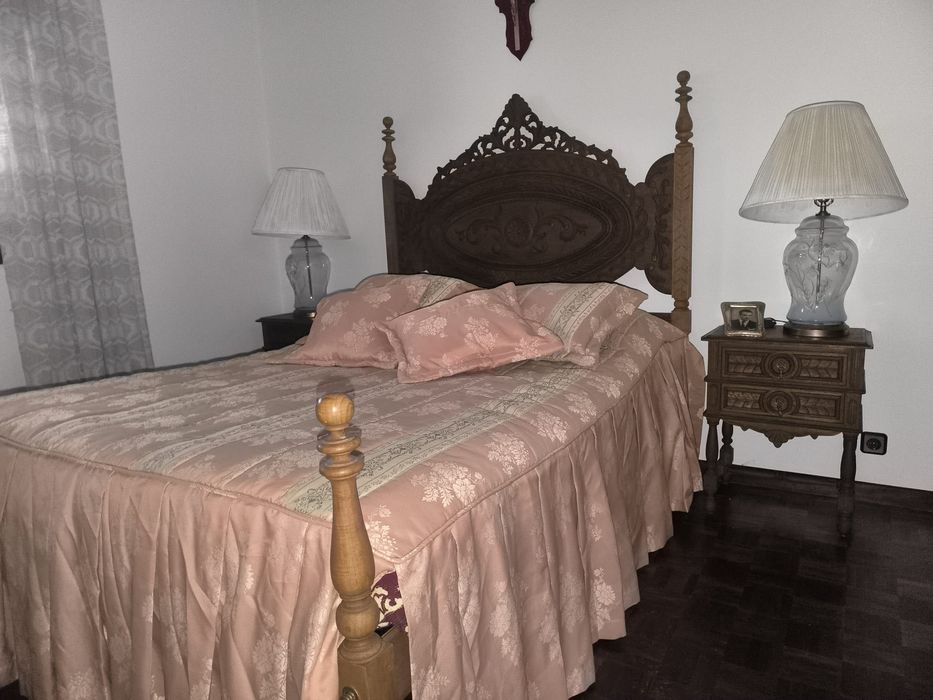 Quarto completo em nogueira maciça estilo clássico/vintage