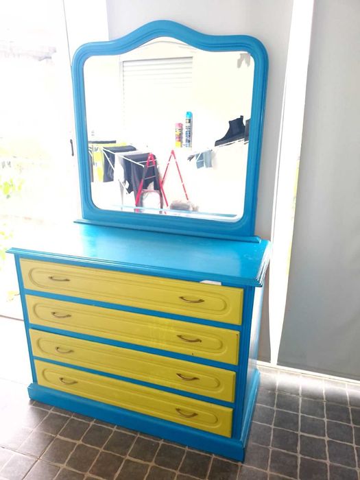 CÔMODA EM MADEIRA  COM ESPELHO