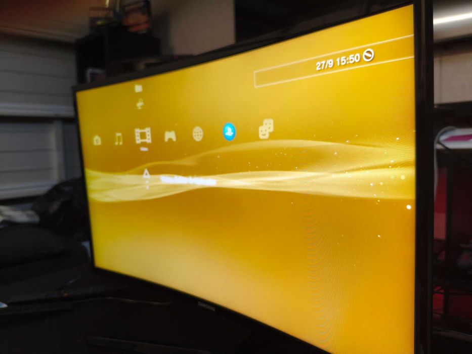 Samsung 27" Curved Monitor Full HD (C27F398FWR) – Excellent Condition