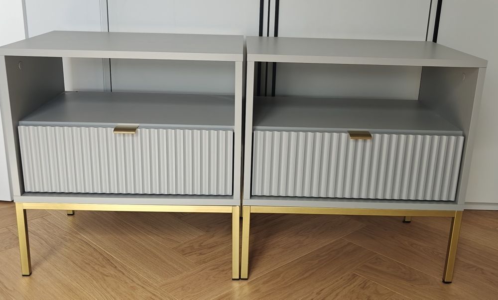 2 szafki nocne Vellore 54 cm szara z ryflowanym frontem i złotym stelażem