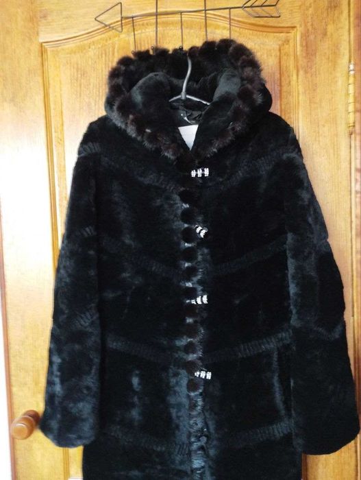 Шуба мутонова, в ідеальному стані, розмір 44/46.