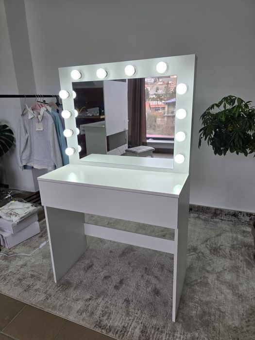 Toaletka kosmetyczna z lustrem i oświetleniem nowa