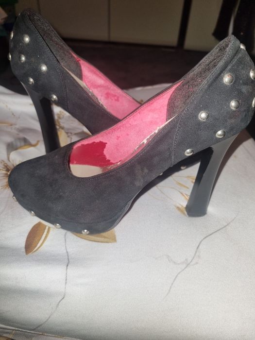 Czarne buty na obcasie.