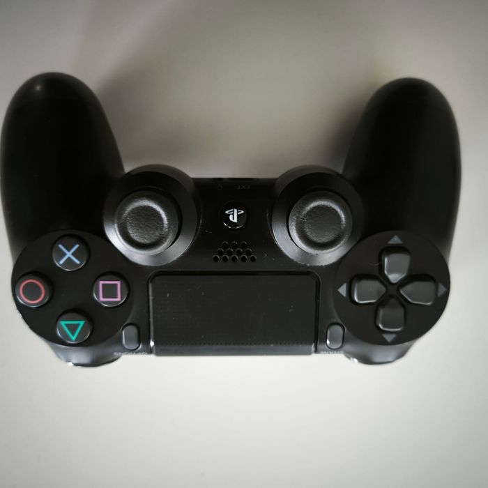 PS4 com comando oficial