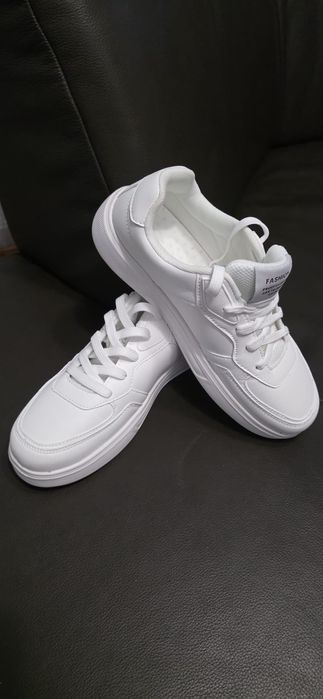 Продам белоснежные красовки