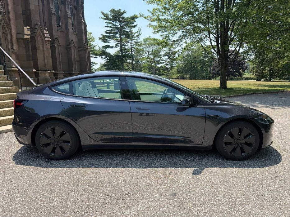 Tesla Model 3      2025