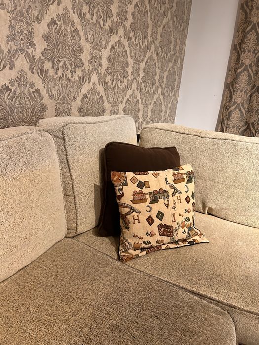 Sofá longo com almofadas