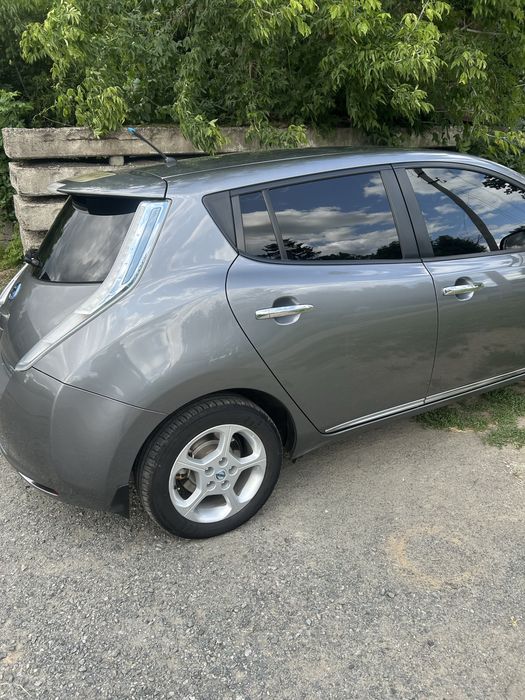 Nissan leaf електро