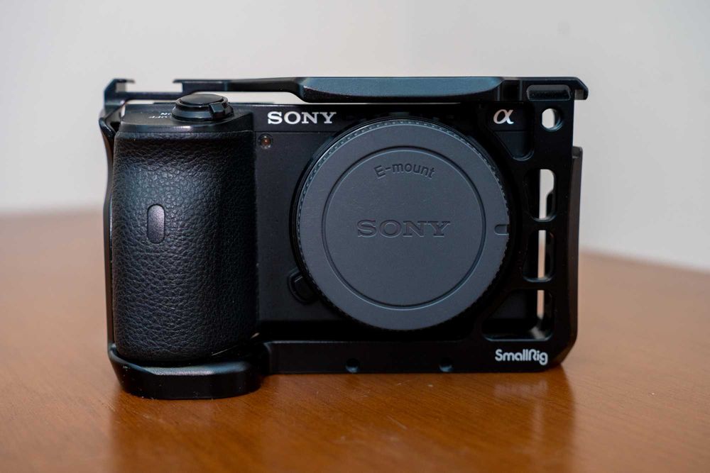 Sony A6600 + klatka Smallrig | Sigma 16mm, f1.4, Tamron 17-70, f2.8