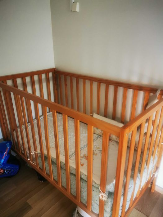 Berço para bebé dormir com colchão