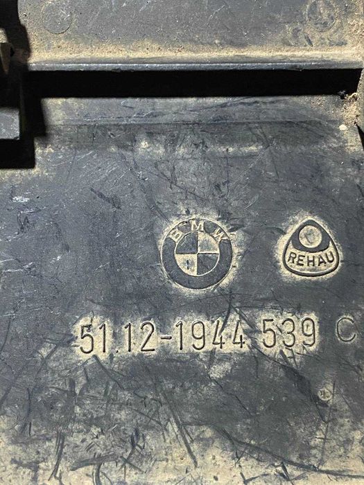 Заглушка буксирувального гака заднього бампера BMW 7 E32  51121944539