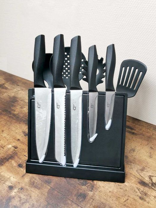 Набір ножів з кухонним приладдям