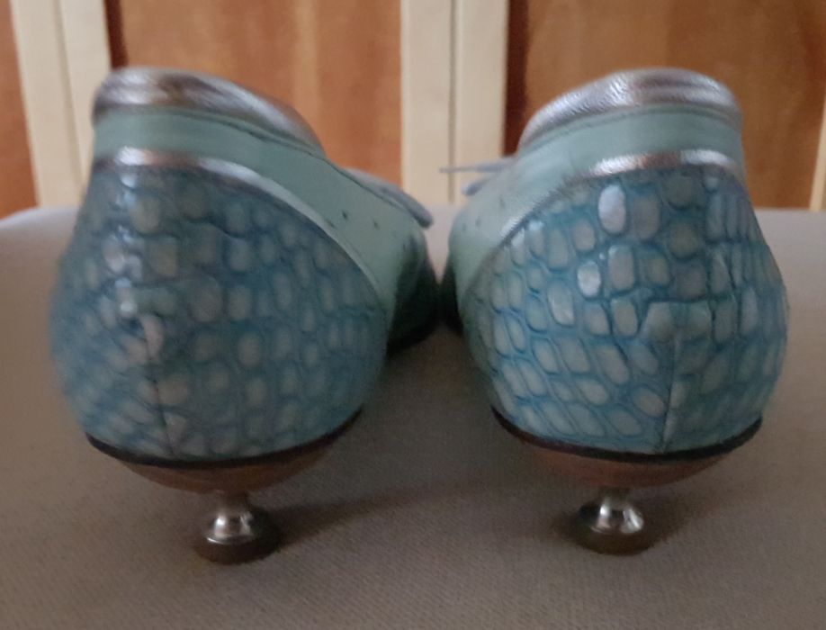 Sapatos azulados com salto da marca BELINDA